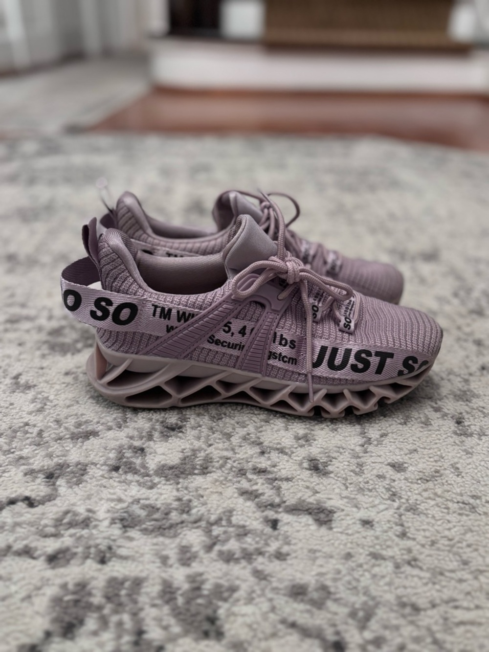Women’s Athletic Sneakers in Lavender Size 6